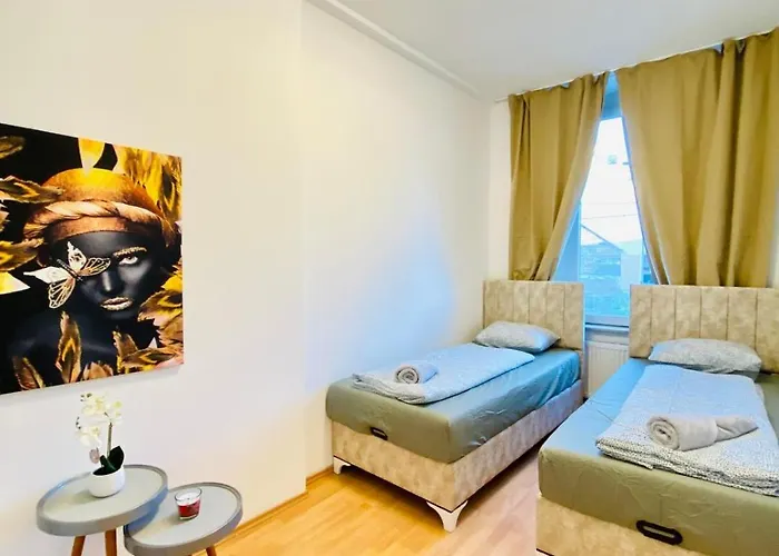 דירה Spacious 5-bedroom For 11 Near Train Station *