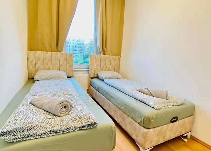 Spacious 5-bedroom For 11 Near Train Station דירה וינה