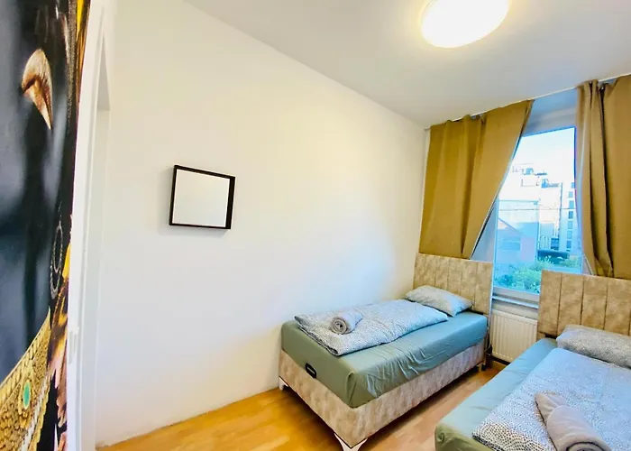 Spacious 5-bedroom For 11 Near Train Station *