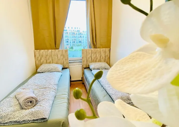 Spacious 5-bedroom For 11 Near Train Station דירה
