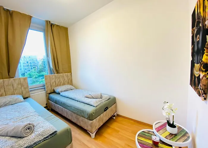 Spacious 5-bedroom For 11 Near Train Station דירה *