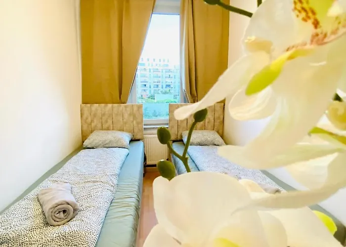 דירה Spacious 5-bedroom For 11 Near Train Station *