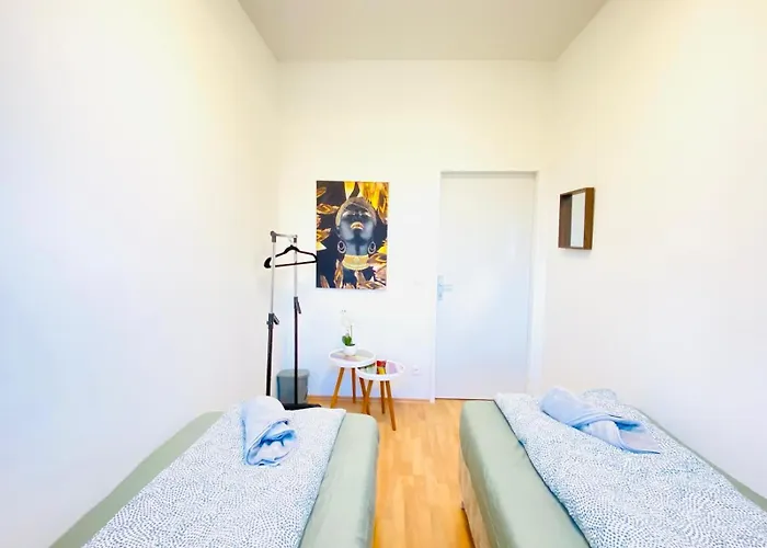 דירה Spacious 5-bedroom For 11 Near Train Station
